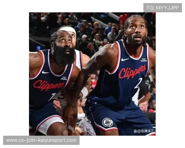 伦纳德中距离出手，洛杉矶快船稳稳回应